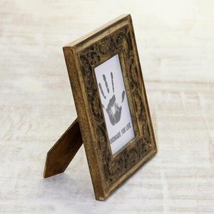 Marco de fotos de madera con acabado dorado, ideal para templos y salas de oración, que mejora el ambiente divino y la energía inspiradora. - Product Image 3