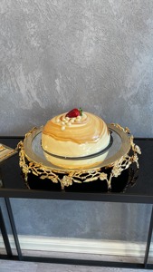 Support à gâteau rond de luxe avec dessus en miroir doré et pieds à motif floral pour la présentation de desserts de mariage et la mise en scène de table royale - Product Image 6