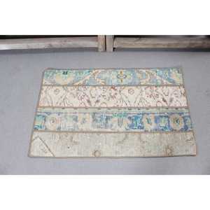 Alfombra Pequeña Vintage de 1.7x2.7 pies, Alfombra Turca, Alfombra Azul con Diseño de Patchwork - Product Image 3