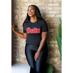 T-shirt brodé en chenille Delta noir Vêtements de sororité en coton de qualité supérieure DST Vêtements grecs T-shirt décontracté à lettre rouge - Product Image 4