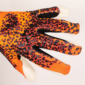 Produit en cuir PU antidérapant Logo entièrement personnalisé Gants de gardien de but de football au design unique PAR AMAZING INDUSTRIES - Product Image 4