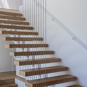 <span class=keywords><strong>Escalier</strong></span> flottant hybride préfabriqué combinant un poutre centrale en bois massif avec des marches en porte-à-faux des deux côtés. - Product Image 2