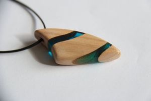 Collier en résine de bois fait à la main pour hommes et femmes Unique indien pour amour Style Bar pendentif écologique pour la rentrée et les cadeaux - Product Image 3