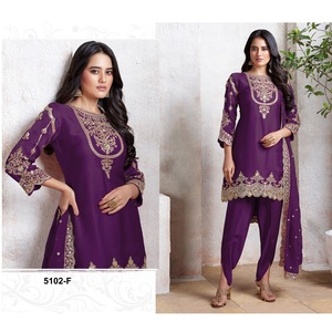 Salwar Kameez pakistanais formel à la demande pour femmes avec une broderie riche et des matériaux de qualité supérieure au meilleur prix - Product Image 1