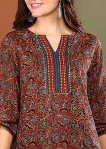 Kurta Recta con Estampado Floral de Algodón para Mujer, con Pantalón de Cintura Elástica y Dupatta, Largo hasta la Pantorrilla, Cuello con Abertura, Detalle Gota, Color Granate - Product Image 4