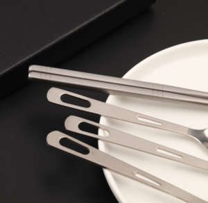 Juego de cubiertos de cocina modernos en plata que ofrece un diseño elegante, acabado suave y durabilidad de acero inoxidable de larga duración. - Product Image 1