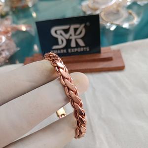 Bracelet jonc en cuivre massif traditionnel, ajustable, ouvert, fait main, finition polie, design uni gravé, léger, unisexe - Product Image 1