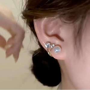 Boucles d'oreilles unisexes plaquées or 14 carats avec perles et pierres latérales en diamant taille brillant rond, bijoux vintage pour tous les jours, cadeau - Product Image 1