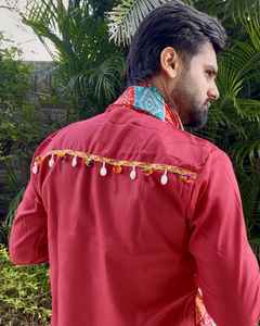 Kurta pour homme en coton de style Navratri avec patch et dentelle de type kutchi parfait pour la collection navratri - Product Image 3