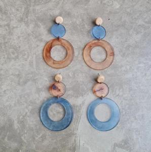 Boucles d'oreilles créoles en résine bleu clair tourbillonnée, grosses et audacieuses, cercle turquoise pour les fêtes, les mariages, les événements, boucles d'oreilles pour filles au meilleur prix - Product Image 2