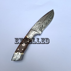 Diseño personalizado hecho a mano patrón de plumas de acero de Damasco Skinner caza/cuchillo de Camping hoja fija con mango de madera OEM - Product Image 4