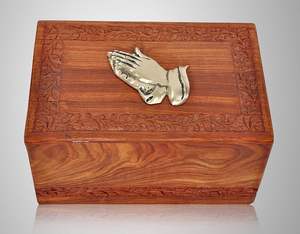 Urne en bois à mains priantes pour cendres conçue en bois de rose massif pour adultes pour cendres humaines - Product Image 3