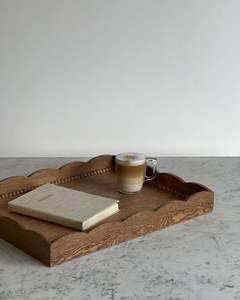 Plateau de petit-déjeuner en bois classique avec lèvre surélevée pour un service luxueux le matin - Product Image 1
