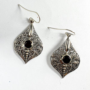 ต่างหูรูปทรงหยดน้ำสีโรสโกลด์ 6.7 กรัม ประดับด้วยพลอยออนิกซ์สีดำ ดีไซน์เรขาคณิต ฝังเพชร สวยหรู เหมาะสำหรับเป็นของขวัญในงานแต่งงานหรืองานหมั้น - Product Image 1