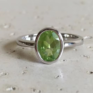 Bague minimaliste en argent sterling 925 massif pour femmes faite à la main août pierre de naissance péridot Quartz 10x8mm réglage de lunette ovale - Product Image 1