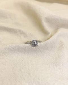 Anillo de compromiso de moissanita de corte redondo de 8mm | Anillo de Boda nupcial Halo con cojín | Anillo de promesa de aniversario de plata o oro - Product Image 4