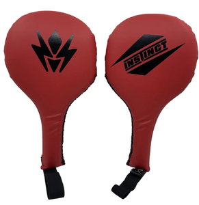 Équipement de kickboxing personnalisé, protège-mains professionnels souples en cuir de haute qualité pour la boxe MMA, protection et sécurité. - Product Image 1