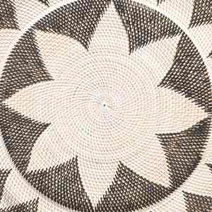 Flores ผนังถักด้วยมือขนาดเส้นผ่าศูนย์กลาง70ซม. องค์ประกอบตกแต่งที่ไม่ซ้ำกันผลิตในประเทศอินโดนีเซียสำหรับบ้านหรือสำนักงาน - Product Image 3