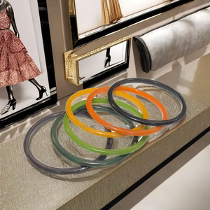 Bracelets de mode en résine légère, accessoires durables et élégants pour une déclaration de mode moderne avec des vêtements polyvalents - Product Image 1