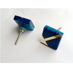 Poignées de porte décoratives en résine brillante, finition luxueuse, fabrication artisanale, pour la décoration d'armoires. - Product Image 1