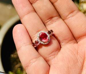 แหวนค็อกเทลแบบมินิมอลสำหรับผู้หญิง ประดับพลอยรูบี้ไลท์ธรรมชาติทรงเหลี่ยมเจียระไนแบบเพชร ตัวเรือนเงินแท้ 925 ชุบโรเดียม ฝังแบบหนามเตย - Product Image 3