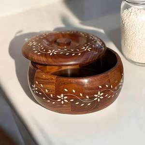 Boîte à chapati artisanale en bois naturel de qualité supérieure avec couvercle en bois sculpté pour service en restaurant au prix le plus bas - Product Image 1