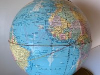 Globe bleu vintage en métal avec carte géographique et base en aluminium d'Inde, parfait pour une décoration élégante de la maison et du bureau.