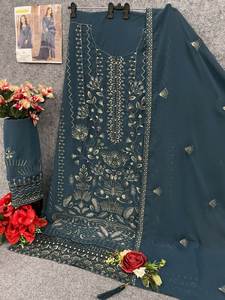 Confeccionado con una finesura excepcional, un delicado arreglo de lentejuelas, un subtimo estampado digital, el mejor vestido étnico/este salwar kameez. - Product Image 6