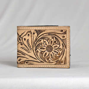 Cartera de Cuero Genuino Hecha a Mano Estilo Bohemio Indio con Grabado Floral, Cierre Plegable Estilo Vintage, Corta para Uso Diario - Product Image 1