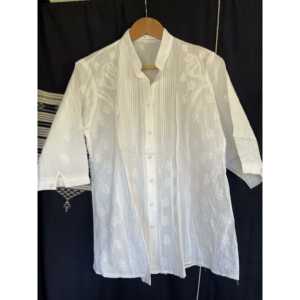 Top corto blanco sobre blanco con botones bordados para cubrir el traje de baño - Product Image 1