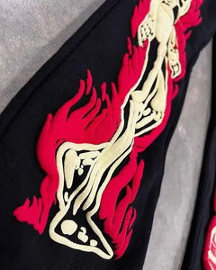 กางเกงจ็อกเกอร์ทรงขาบานสไตล์สตรีทแวร์สำหรับผู้ชาย ปี 2026 พิมพ์ลายโลโก้โครงกระดูกแบบนูน 3 มิติ กางเกงวอร์มทรงขาบานซ้อนสำหรับผู้ชาย - Product Image 4