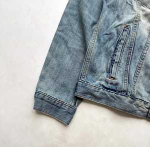 Veste en jean pour homme extra durable pour l'hiver avec logo frontal, conçue pour un mouvement tout au long de la journée, performance robuste et look urbain haut de gamme - Product Image 5