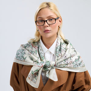 Pañuelo de Lujo de Sarga con Borde Enrollado a Mano, Estampado Floral y Botánico Vintage de Jardín, 90x90cm, Pañuelo Cuadrado para Mujer para Todas las Estaciones - Product Image 1