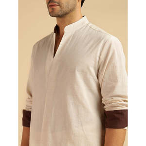 Ensemble coordonné en coton blanc uni pour homme Amanush, kurta avec détail de poignets rouges et pantalon longueur cheville, tenue décontractée d'été, ensemble 2 pièces - Product Image 2