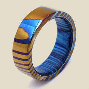 Bague à motif coloré en acier damassé faite à la main avec saphir pour les fiançailles de mariage ou le manuel de la source d'alimentation d'anniversaire - Product Image 3
