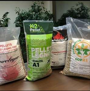 Briquettes de bois de qualité supérieure, combustible biomasse pour la cuisson, avec une teneur en cendres de 1,46 %, 4700 J de calories, densité de 1,26 g/cm³ - Product Image 2