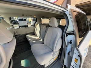 Voiture d'occasion de qualité et abordable, Toyota Sienna 2014, conduite à gauche - Product Image 3