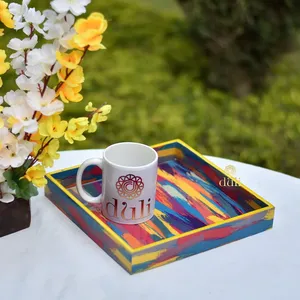 Plateau de service de forme carrée en bois émaillé multicolore et écologique Set d'ustensiles de cuisine polyvalents Rayan conçus à la main - Product Image 1