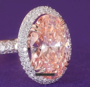 Bague de fiançailles en diamant de laboratoire ovale rose vif de 6.63 carats en or jaune 18 carats Halo Full Diamond IGI Certified Gift Party - Product Image 3