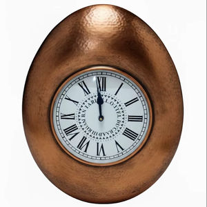 Horloge murale ovale moderne en cuivre martelé, horloge analogique silencieuse en métal de luxe en forme d'œuf pour la décoration du salon, style industriel rétro nordique - Product Image 1