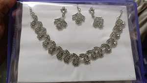 Ensemble de bijoux AD élégant pour femmes Combo de colliers et boucles d'oreilles indiens éblouissants pour mariages, fêtes et événements culturels - Product Image 6