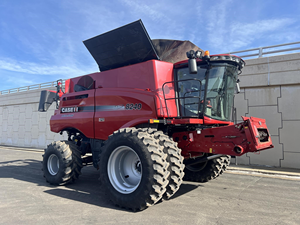 Compre una Cosechadora Case IH 8240 de Calidad a Bajo Precio, Equipo Agrícola Resistente para Cultivo y Cosecha en Terrenos Agrícolas - Product Image 1