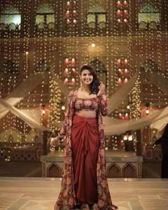 Ensemble coordonné de luxe Unity Luxure en georgette imprimé floral avec bralette en crêpe et jupe drapée - Product Image 1