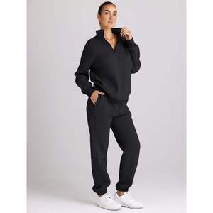 Conjunto deportivo informal para mujer, sudadera negra con cremallera corta y pantalones jogger, Trackstar OEM Private Label - Product Image 3