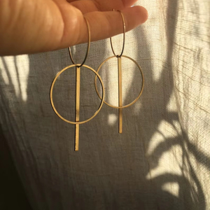 Boucles d'oreilles Boho Phase faites à la main Finition antique Design moderne en laiton dans les tons or et argent - Product Image 1