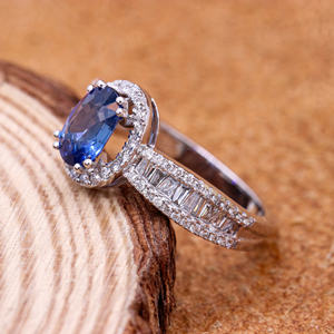 Piedra preciosa de zafiro azul con forma ovalada natural y anillo lujoso de diamantes, joyería de oro blanco de 18K para venta al por mayor - Product Image 4