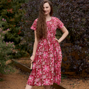 ชุดเดรสผ้าฝ้ายพิมพ์ลายด้วยมือ Alohi ลายดอกไม้ สีเทาแดง ลายดอกกุหลาบ แฟชั่นที่เป็นมิตรต่อสิ่งแวดล้อม - Product Image 1