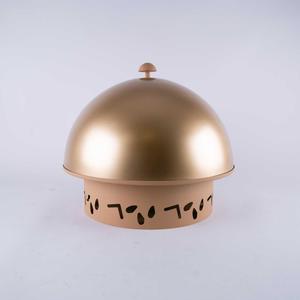 Casserole à couvercle doré de designer avec base brune élégante Récipient idéal pour les aliments chauds pour la table à manger et la cuisine à usage quotidien - Product Image 1