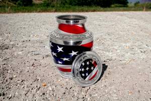 Petit récipient commémoratif d'urne de crémation en laiton de 6x4 pouces-650 ml drapeau américain patriotique artisanat rare avec sac - Product Image 5