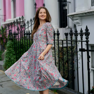 Vestido Hanne Estampado a Mano, Estilo Bohemio, Largo hasta la Pantorrilla, Floral, Gris Rosado, Informal, Ocasional, Hecho a Mano, Moda Ética, con Paneles - Product Image 1